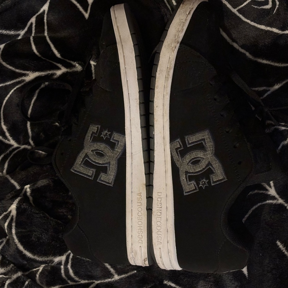 DC Black and White Skate Shoe Label Detail